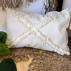 Almohadón Tusor color tiza con puntillas 56x40cm