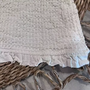 Alfombra color crudo waffle con puntillas 50x60cm doble tela