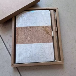 Cuaderno forrado con tela y corcho en caja