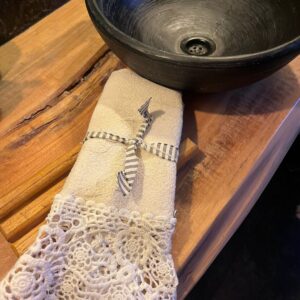 Toalla de mano con puntilla