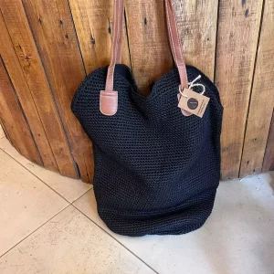 Bolso tejido negro manijas eco cuero habano