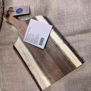 Tabla de acacia con corteza