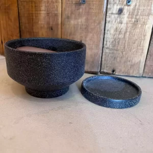 Maceta cemento texturado 12cm con plato de base negro mate