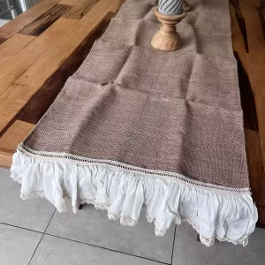 Arpillera con volados en blanco y puntilla 1,80 x 0,48