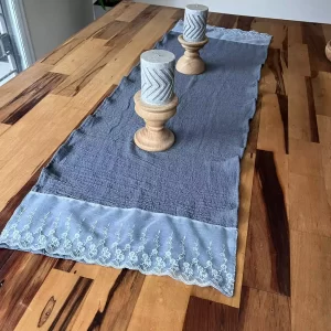 Camino de gasa gris con puntilla transparente 1,38 x 0,46